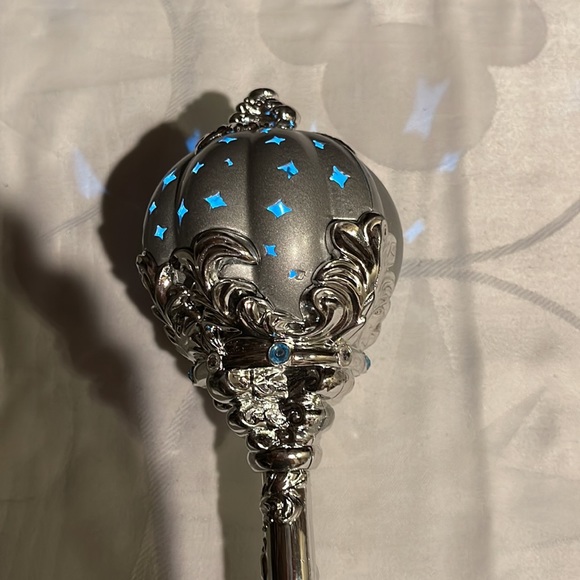 Disney Parks Exclusive- CINDERELLA LIGHT UP WAND w SOUND - Picture 4 of 11
